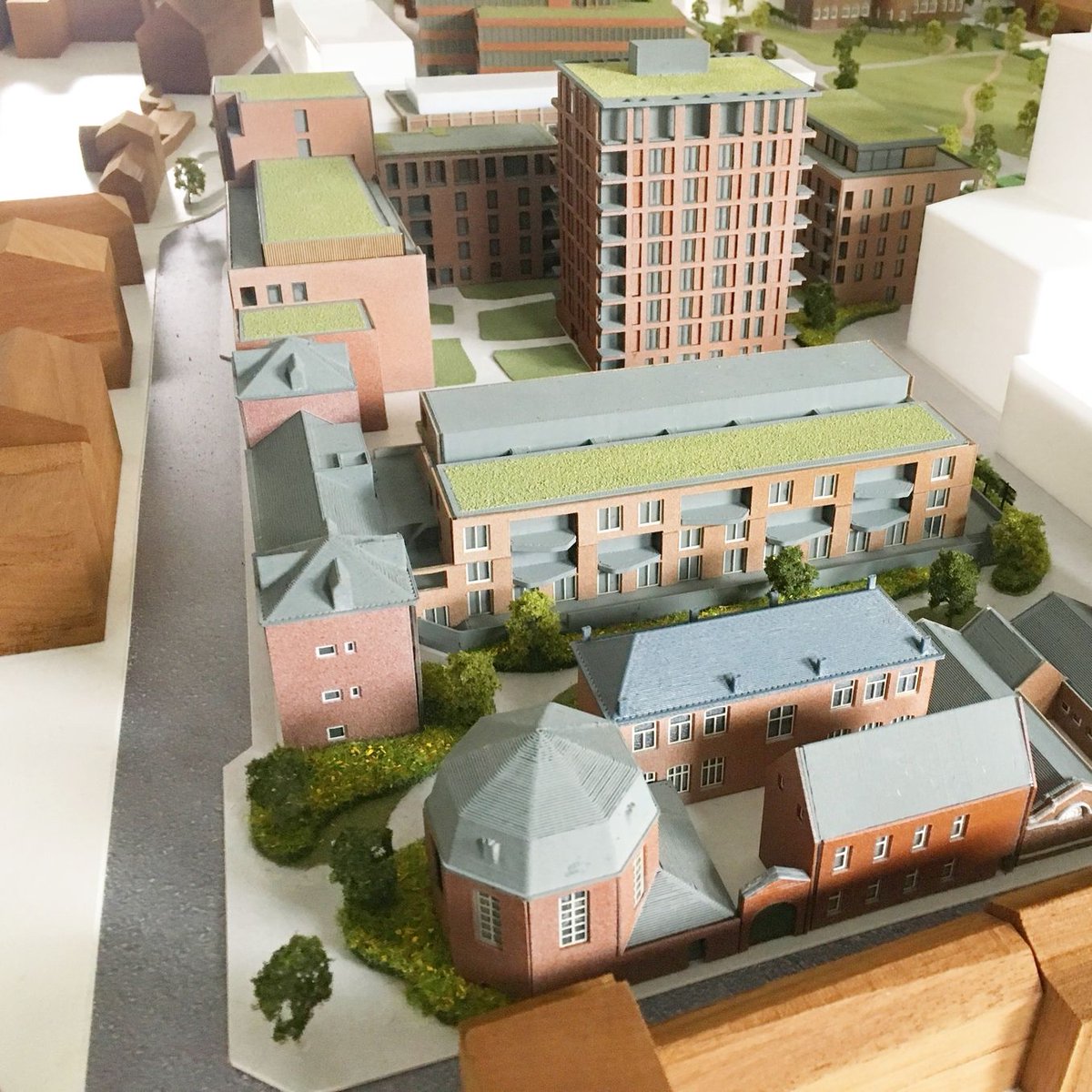 Cr3do_3D's tweet photo. Voor @resiterra bouwden we enige tijd geleden een maquette met de bestaande gebouwen op de #Hertogensite in #Leuven in prachtig #ayous hout. Ook op schaal 1/250 komen we met creatieve oplossingen om tot een leuk beeld te komen. https://t.co/XiIkin4N8k