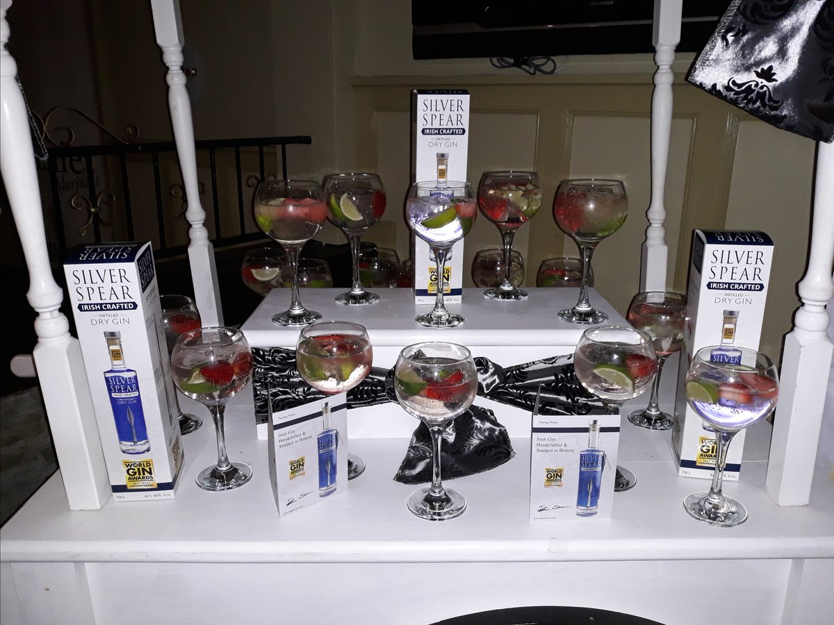 SilverSpearGin's tweet photo. Happy Friday! What's everyone up to this weekend? Maybe a sneaky gin or two?! Throwback from the NYE ball at @WestlodgeHotel in #Bantry where there were certainly a few perfect serves drank 😂
#irishgin #silverspeargin #craftgin https://t.co/ByrAGhvinX