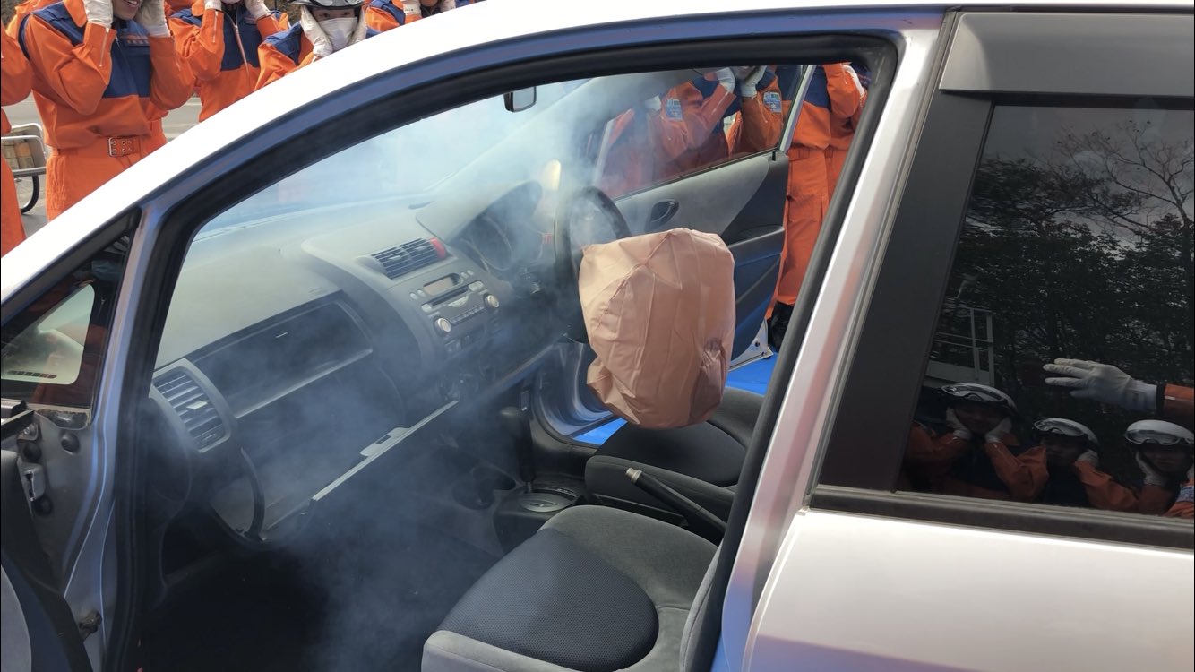 明治国際医療大学 救急救命学科 授業レポート 都市型救助実習 救助のための事故車両の壊し方について学びました 救助 に取り掛かる前に行う車両の安全管理 安定化 エアバックの危険性 窓の割り方 ドアの壊し方 天井の開き方について体験しました