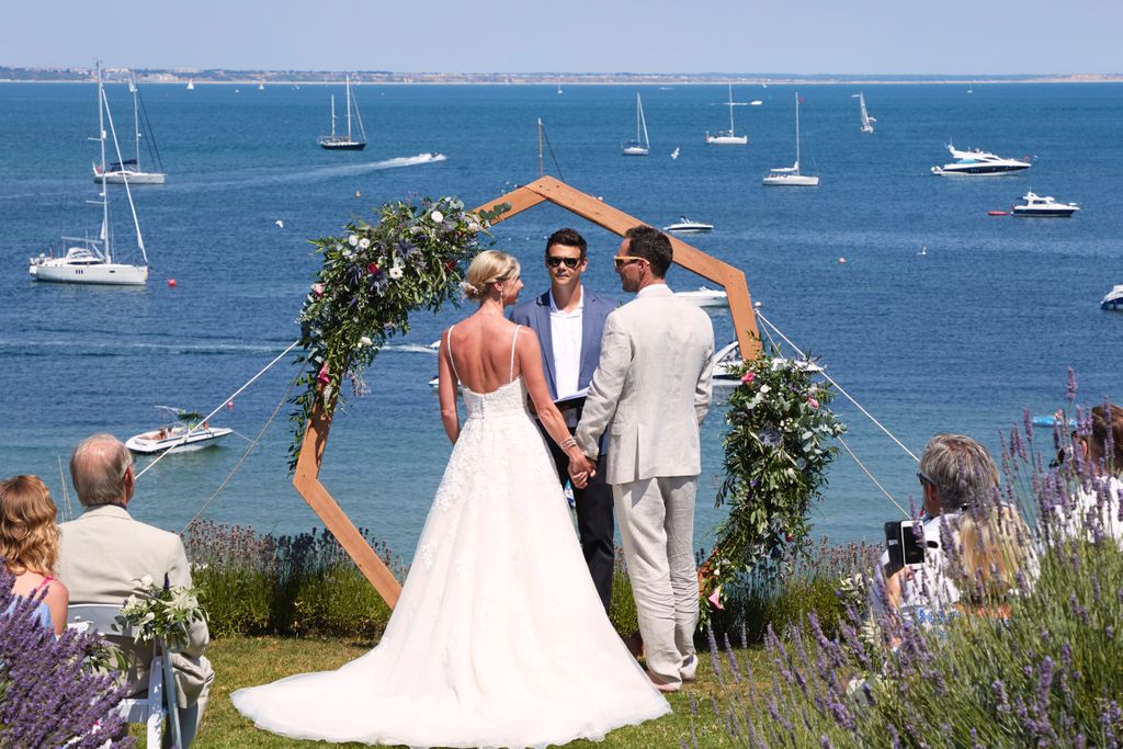 rosecloveruk's tweet photo. Remember the heptagonal arch I did? Well here is a professional shot by Kevin Wilson Photography. Always a treat to see the happy couple with the flowers so thank you Seb &amp; Lucy for sharing - happy new year! #weddingflowers #weddingflorist https://t.co/tKIt55eTwY