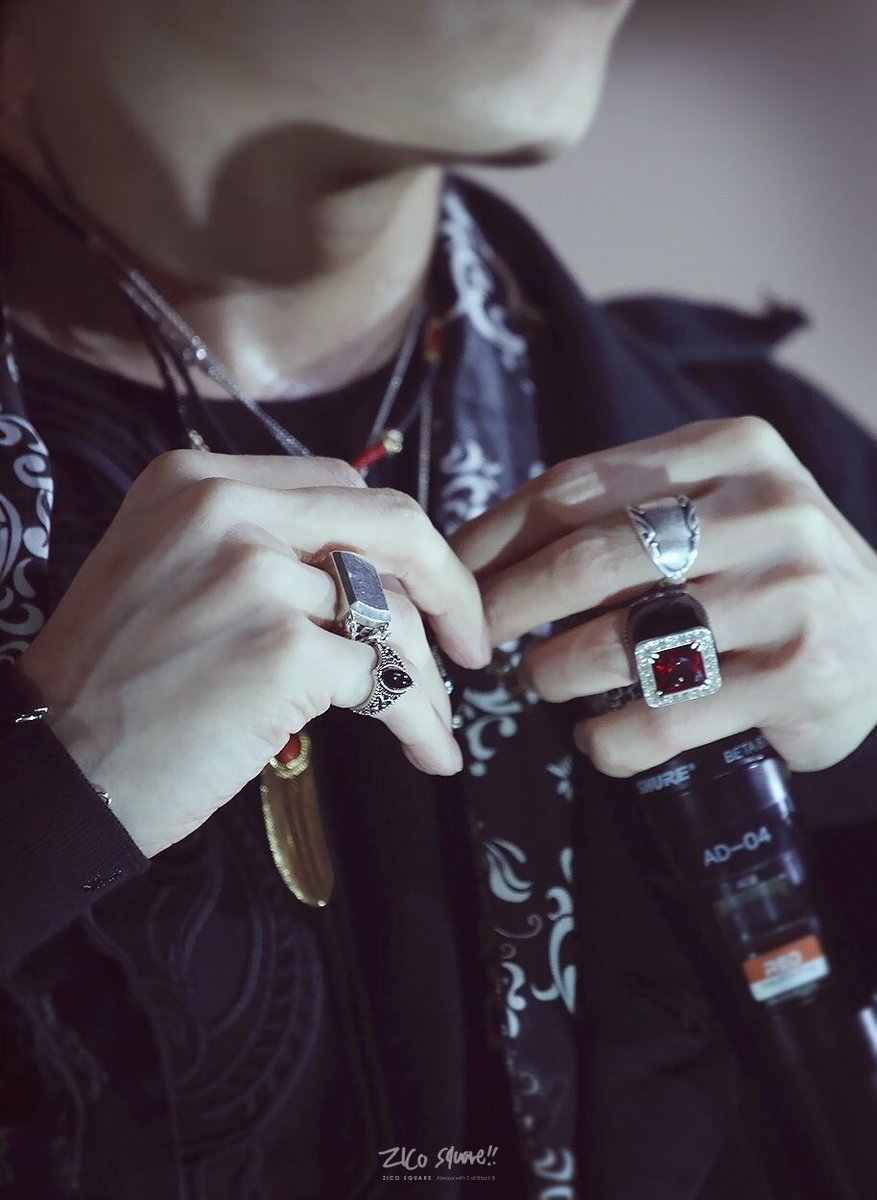 jihoffice's tweet photo. :¨·.·¨: 
 `·..♡⃗ zico’s pretty hands ˎˊ

˖◛⁺⑅ a soft thread ˚₊· *๑ 

꒰ in honor of #KOZentertainment ꒱
please rt ˘͈ᵜ˘ https://t.co/KyJYdfY6vI