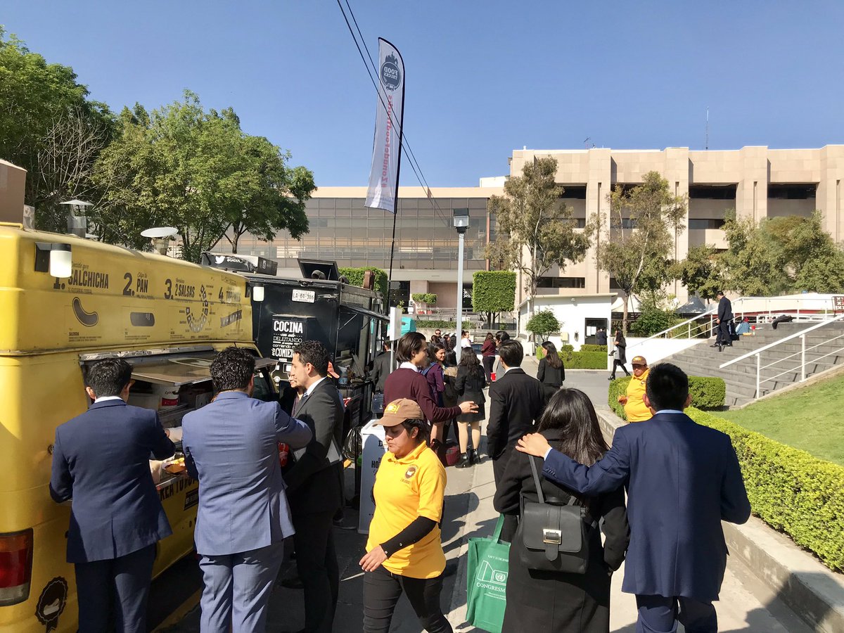 FoodtrucksDF's tweet photo. #FelizViernes a todos!! Hoy #Round3 en @Mx_Diputados #CongresmunXII con nuestra #ZonaDeFoodTrucks OFICIAL✅ exclusiva #FoodTrucksDF Muy contentos de participar una edición más!!! y mas por muy buenas noticias que tenemos, #FoodTrucks 😉🙌🏻🙌🏻 https://t.co/I9kgxc2LBl
