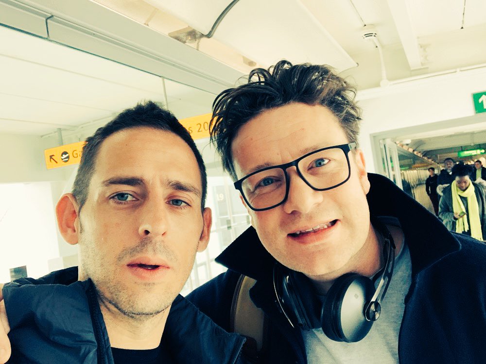 NetScalerTaylor's tweet photo. You never know who youโre going to bumb into on the flight home from #CitrixSummit - folks like @jamieoliver #HugeRespect #redeye @VirginAtlantic @citrix #virginatlanticupperclass #home #CantWaitToSeeOurDog #LHR https://t.co/l0ApY00Nif