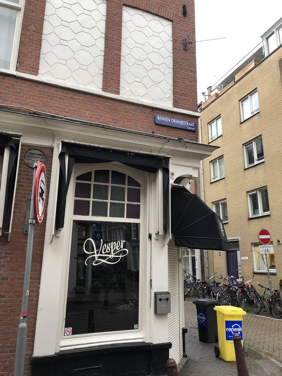 MonicaKeyzer's tweet photo. #stoepstalling Binnen Oranjestraat - Amsterdam, fietsenrek is om de hoek 5 meter verder. #fietsparkeren op de stoep, altijd voor café Vesper en nu ook aan de overkant. @020centrum handhaaf is. https://t.co/OyQoMimyuJ