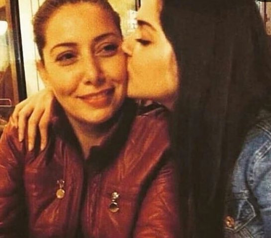 Hande Erçel’in acı kaybı için çok üzgünüz...
Hande Erçel’e ve annesinin tüm sevenlerine baş sağlığı diliyoruz.