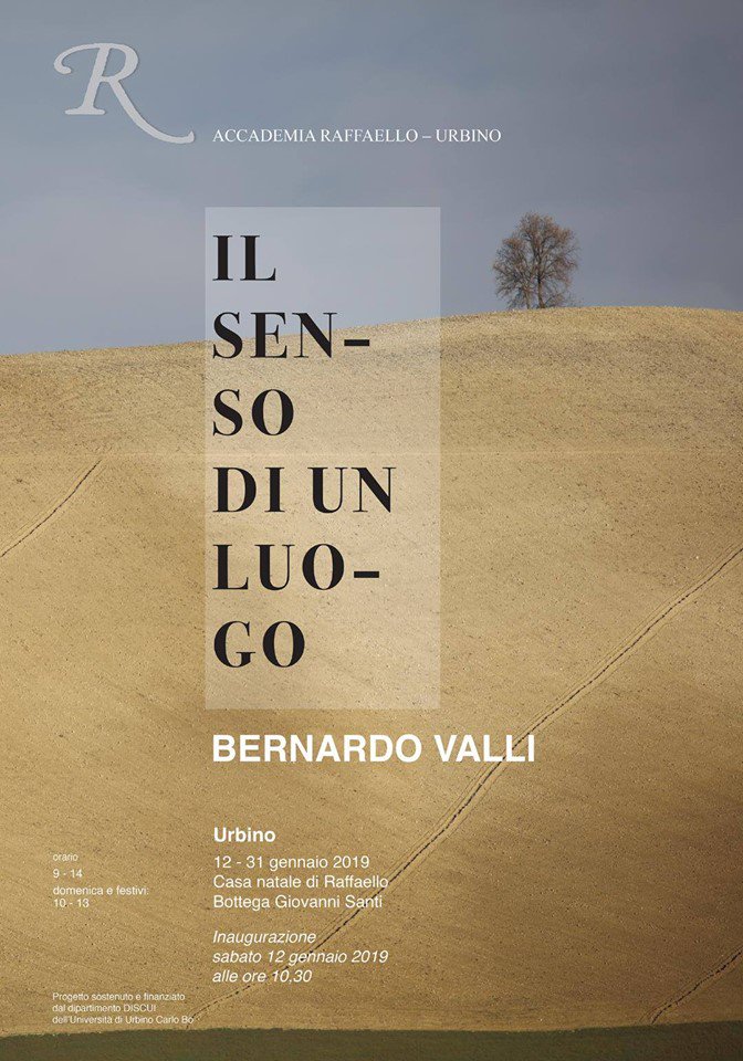 URBINO 12 GENNAIO 2019
12 Gennaio ore 10.30, Bottega Giovanni Santi - Casa natale di Raffaello, Urbino, la S.V. è cordialmente invitata all'inaugurazione della mostra:
IL SENSO DI UN LUOGO di Bernardo Valli
12 - 31 Gennaio 2019