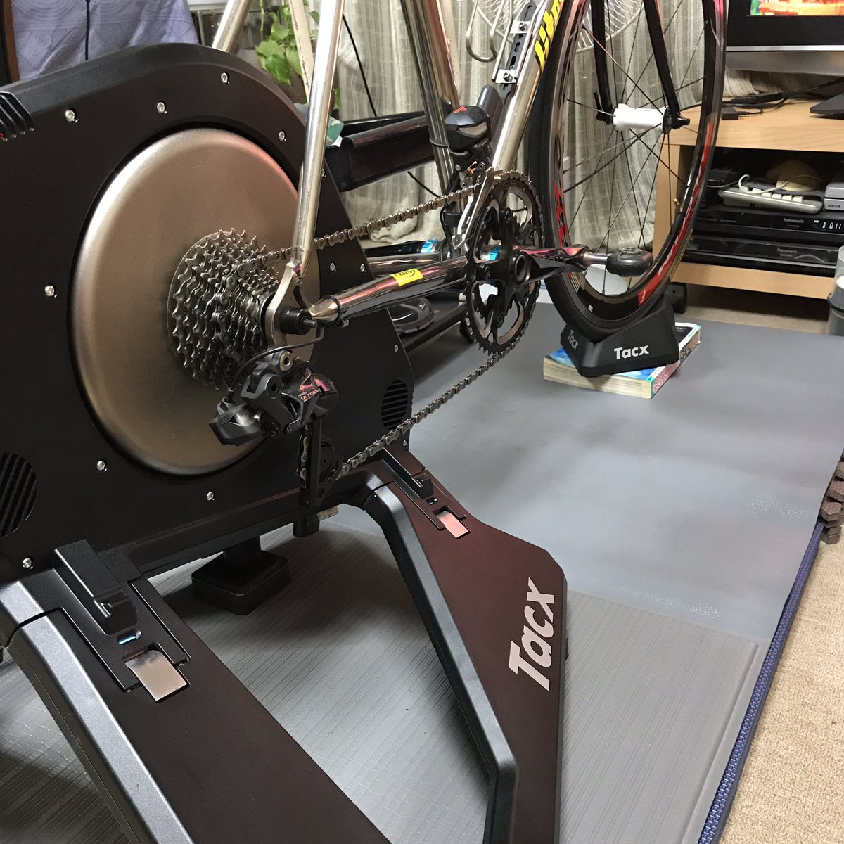 killer_snail88's tweet image. ついにわが家にもDirect Driveが投入された…！！
#TacxNeoSmart #Tacx
#SmartTrainer
#これで固定ローラー3台目
#固定ローラー沼