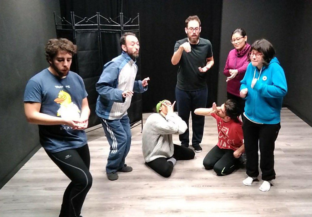Calamburteatro's tweet photo. Aquí los grupos que tuvieron ayer clase. Fue el primer jueves del año de clases y fue una auténtica pasada #improvisatuvida #calamburescuela https://t.co/Yyn5bWD8Rl