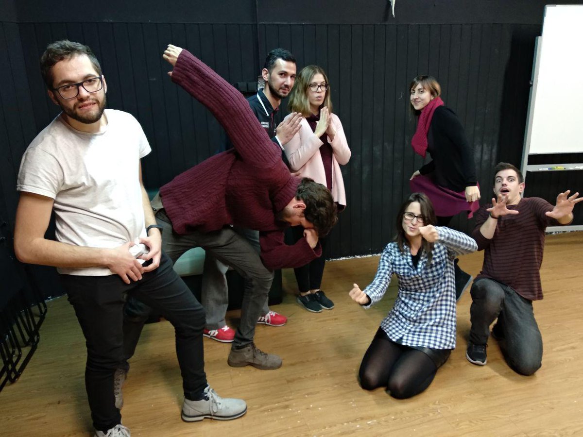 Calamburteatro's tweet photo. Aquí los grupos que tuvieron ayer clase. Fue el primer jueves del año de clases y fue una auténtica pasada #improvisatuvida #calamburescuela https://t.co/Yyn5bWD8Rl