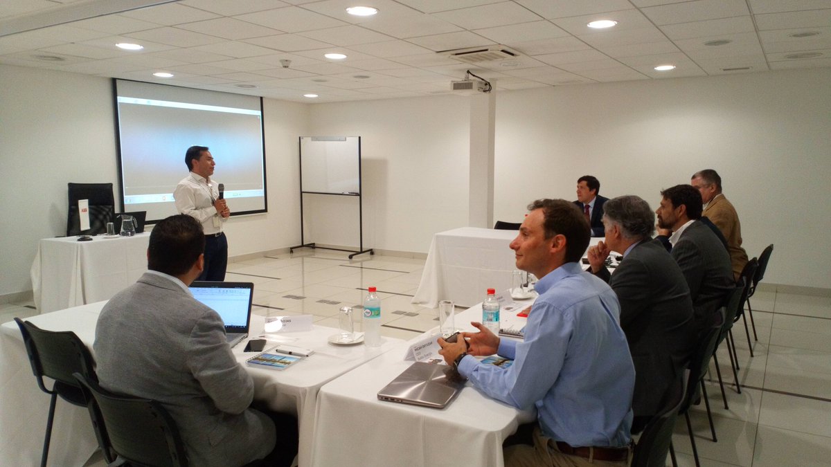 ABBenChile's tweet photo. Comenzamos en @ABBUniversityCL  la ceremonia de presentación de los finalistas del 3er Concurso de Innovación en Eficiencia Energética #CiEEEdeABB https://t.co/pjUMhW4572