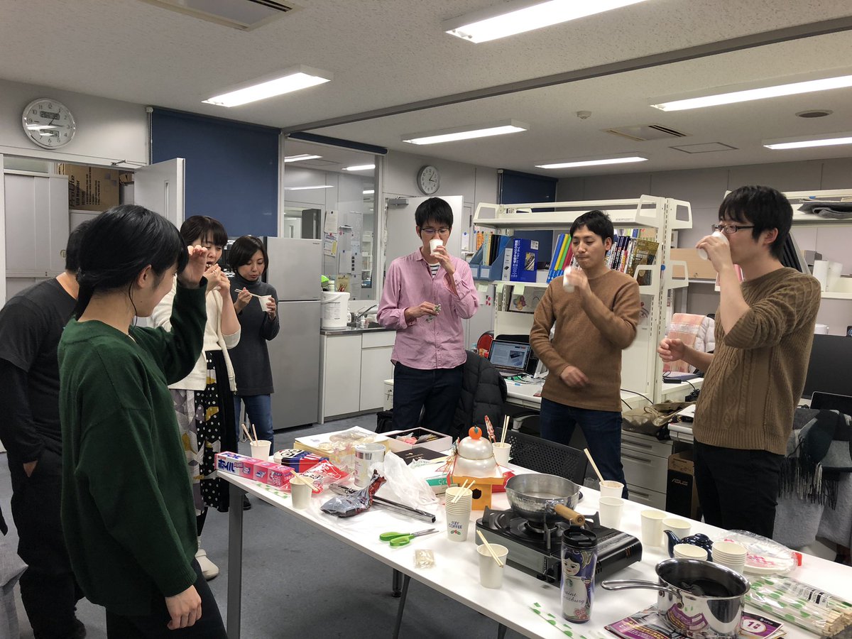 This is Kagamibiraki, which is a Japanese new year event for hoping to be healthy and happy throughout this year. We enjoyed rice cakes with Zenzai（sweet bean soup ）.