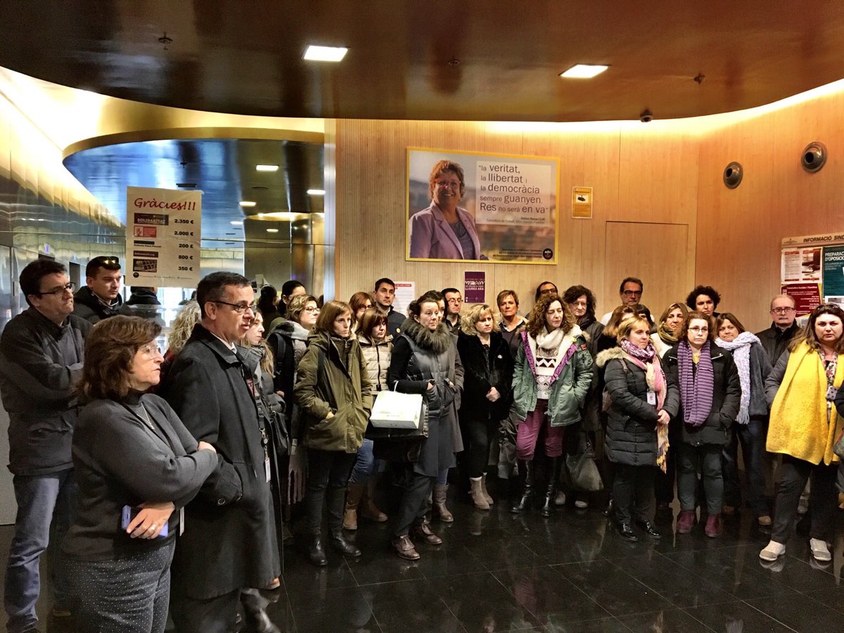 adic_ds's tweet photo. Per elles, per la @dolorsbassac, la @ForcadellCarme, la @martarovira, la @ClaraPonsati, la @MeritxellSerret, la @TamaraVila83 i la @AnnaGaSabate, per la seva #LLIBERTAT 

#LlibertatPresesPolítiquesIExiliades #CapDonaEnLOblit #UsVolemACasa #UsVolemLliures 🎗 https://t.co/J9gTnhK4aQ