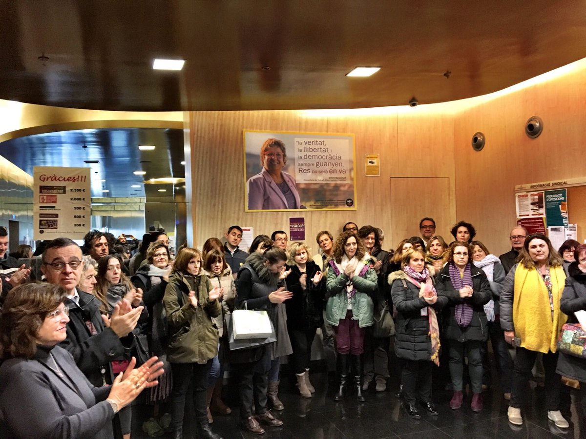 adic_ds's tweet photo. Per elles, per la @dolorsbassac, la @ForcadellCarme, la @martarovira, la @ClaraPonsati, la @MeritxellSerret, la @TamaraVila83 i la @AnnaGaSabate, per la seva #LLIBERTAT 

#LlibertatPresesPolítiquesIExiliades #CapDonaEnLOblit #UsVolemACasa #UsVolemLliures 🎗 https://t.co/J9gTnhK4aQ