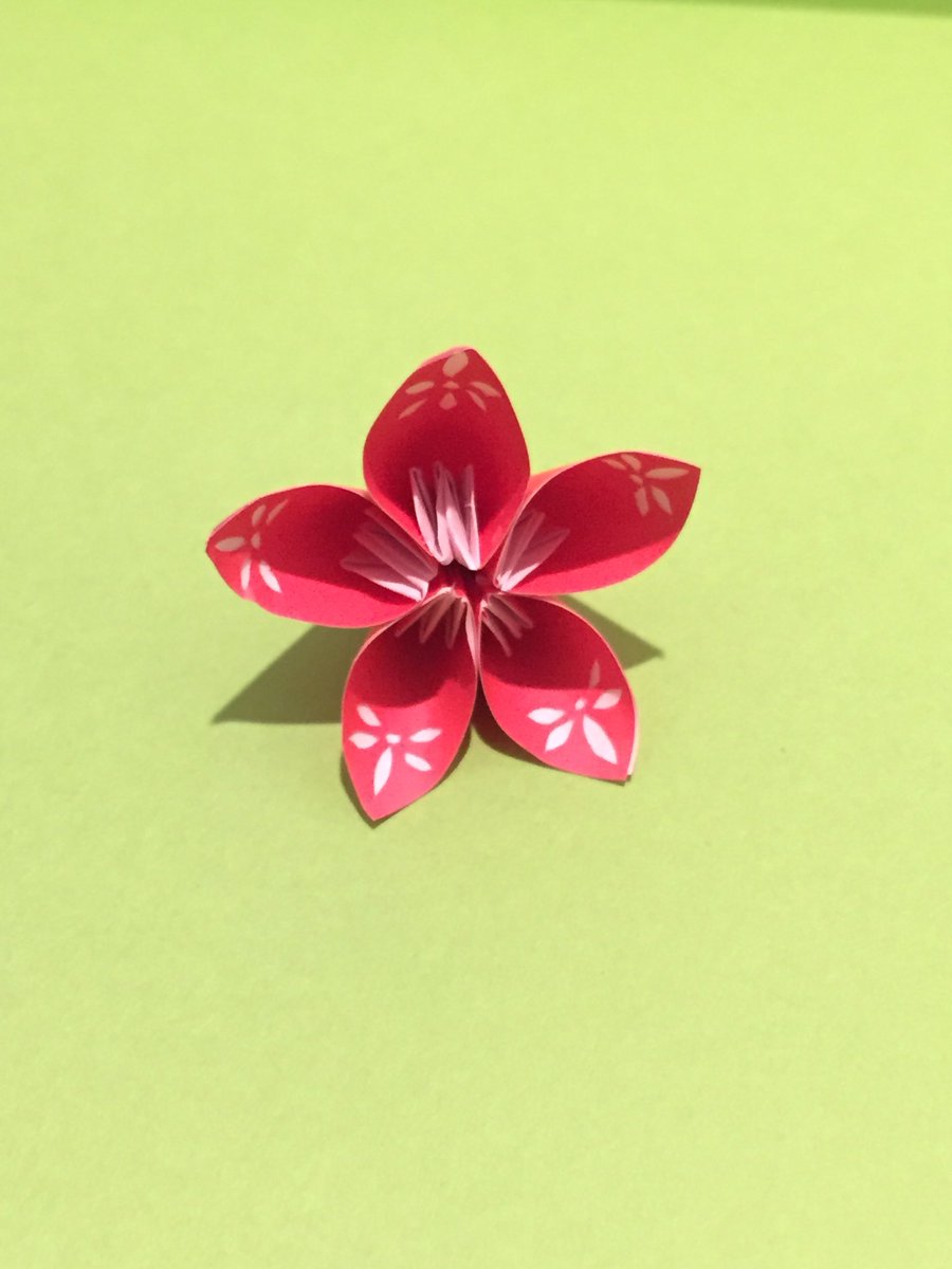 タナカヒロユキ 切り絵技師 新作の折り紙花切り絵です 花の大きさは約3cmです 切り絵 アイコン晒したらみんながrtしてくれてブァァァってフォロワーが増えるらしい