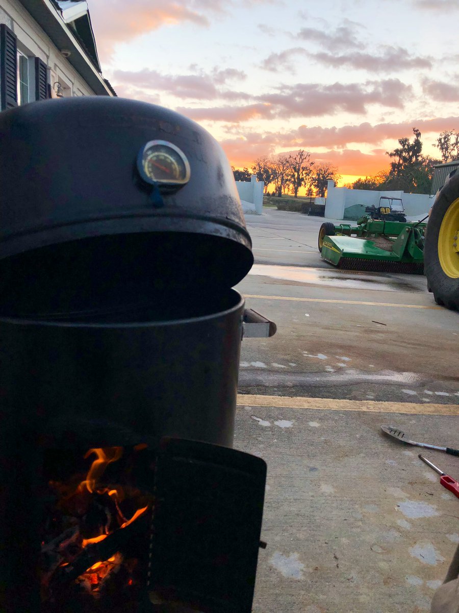 MMgreenthumb's tweet photo. Sunrise and smoker: feeding my crew of 3 and staying warm this morning #closedgolfcourse https://t.co/5WQw1FqgLg