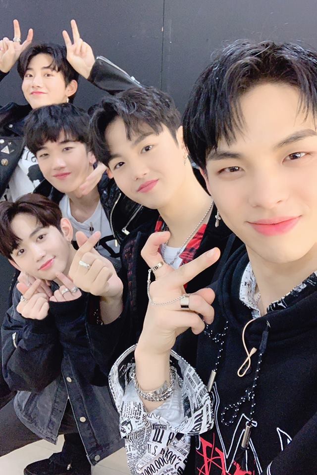 junkyuu_k's tweet photo. ๐ YG Treasure Box Selfie ๐
langsung salfok sama yang belakang:)
STOP BEING CUTE PLEASE? ๐ญ๐
#YG๋ณด์ํจ #YG_TREASURE_BOX #๋ณด์ํจ #9TH_EPISODE #ON_AIR #VLIVE_10PM #JTBC2_YOUTUBE_MIDNIGHT #YG
#kimjunkyu #๊น์ค๊ท #YG_TREASURE_BOX #YG๋ณด์ํจ #KIMJUNKYU https://t.co/h0PCEYdjx5