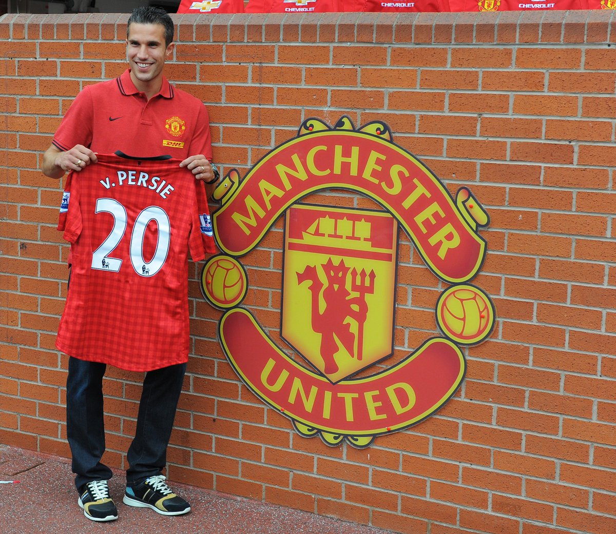 🔴 Manchester United unveil new signing Robin van Persie in 2012. ✍️
#UCL #FlashbackFriday