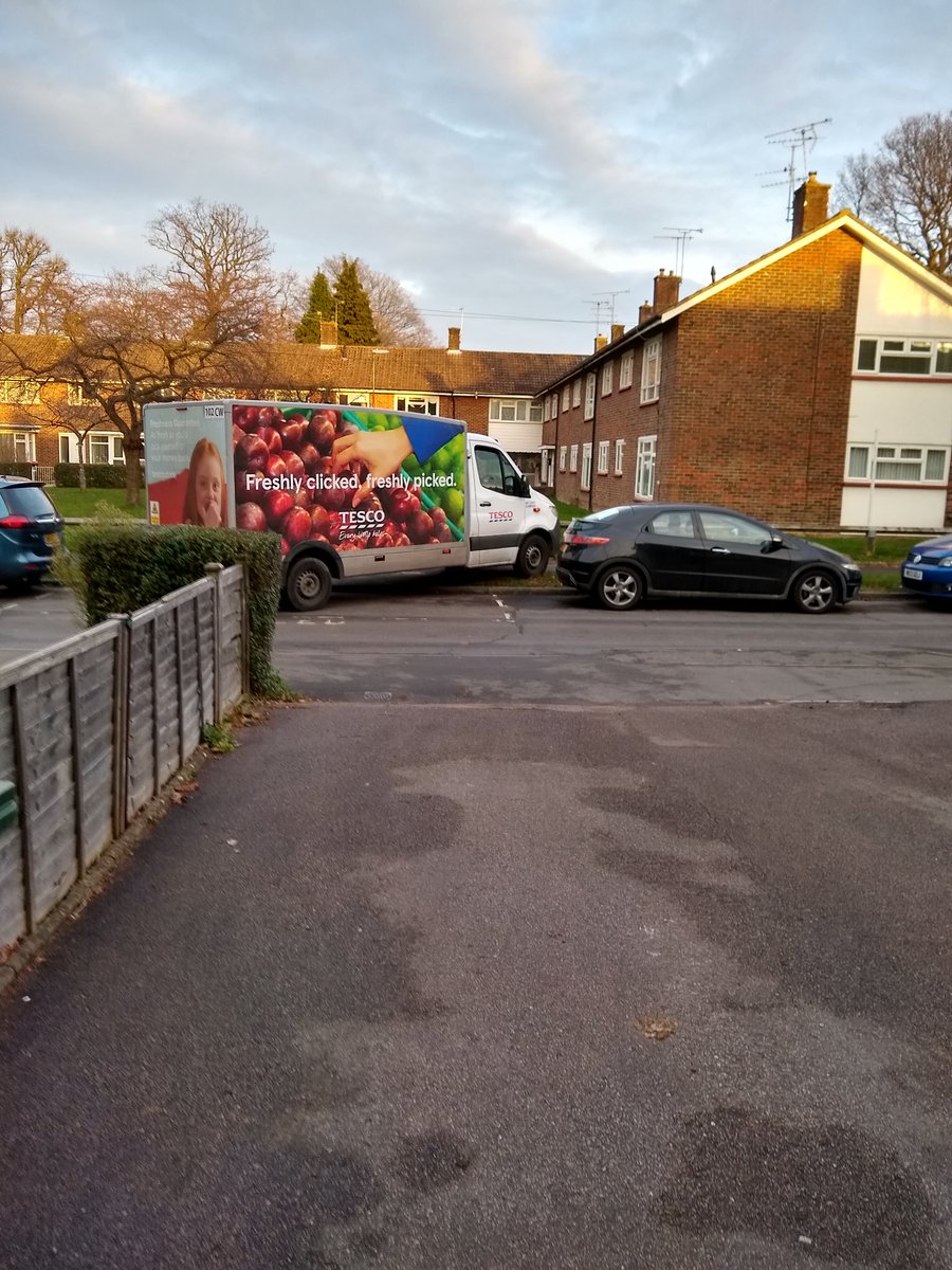 UkSelfemployed's tweet photo. @Tesco hey, no parking on the verges eh. Today. 3.29 RH10 5ld https://t.co/lmHtAYcNSQ