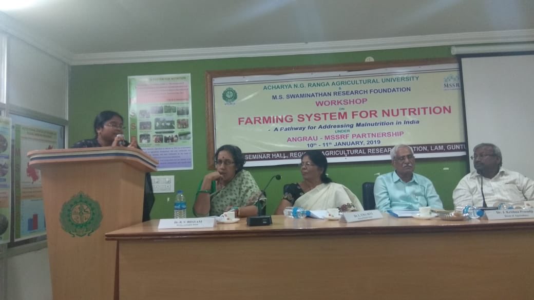 RVBhavani's tweet photo. Concluding session of 2-day workshop on #FarmingSystemForNutrition (#FSN) @_ANGRAU @ #Guntur Deans #HomeSc & #Agri @_ANGRAU emphasise importance #KVK #Undi, #Reddypalli & #Raskuntabai to set up #FSN models & train #farmers with support from @mssrf @LANSAresearch @tatatrusts https://t.co/3ErceY9HAb