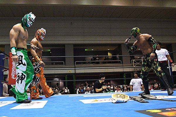 メインイベントを制したBUSHIが雷神＆風神に掟破りのマイク口撃