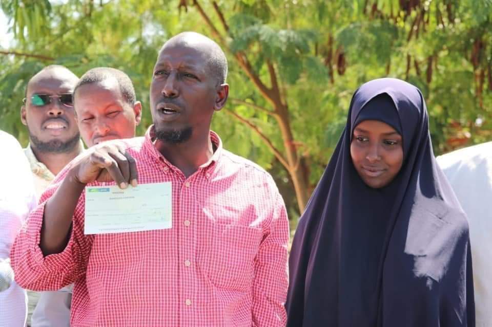 MamaduOmar's tweet photo. #Bushra Ahmed topped N/Eastern region's KCPE Exams by scoring 423 marks & Mandera Governer Ali Roba paid her four-year high school fees advance as she's born from poor family.
#Maryama was the leading student of total of 230K students in Dadaab Refugee Camps earlier December. https://t.co/Bim28hSLnt