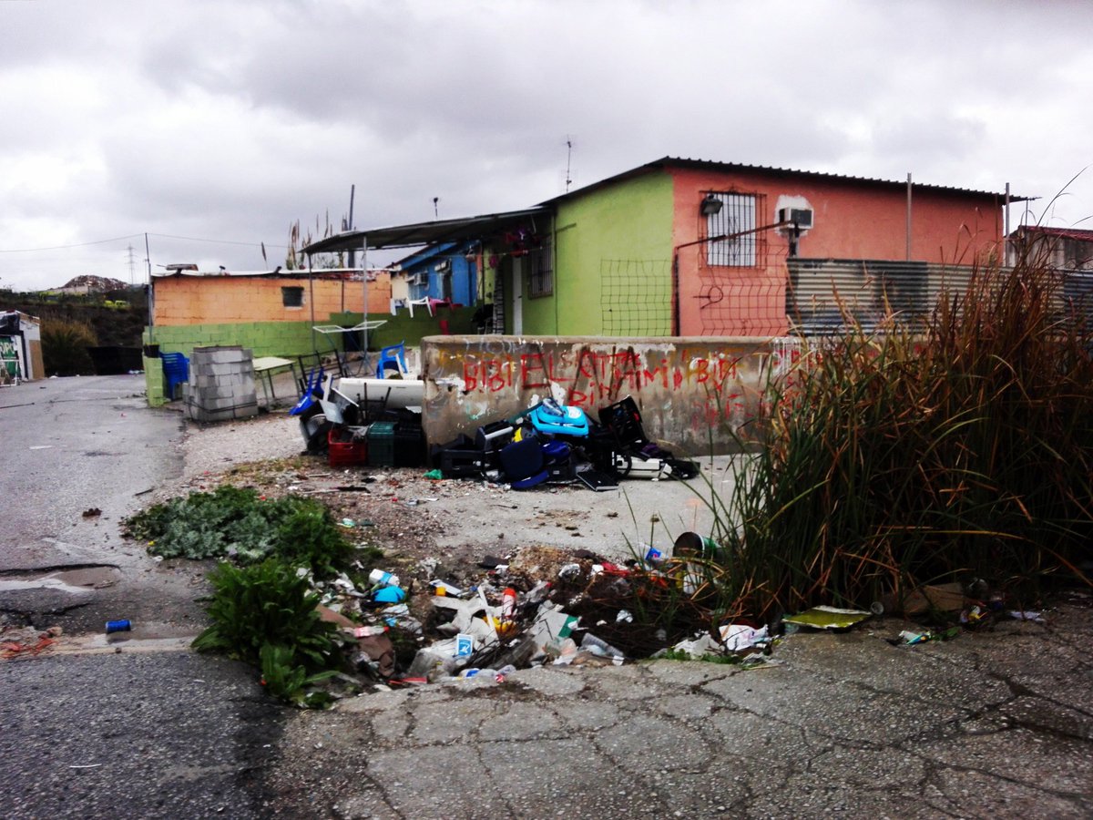 Paco_Guzman_'s tweet photo. Basuras, ratas, aguas estancadas, hacen de los #Asperones de #Málaga una barriada inhabitable e insaludable
Sin papeleras en todo el barrio, ni contenedores de RSU, ni contenedores de reciclajes. #AsperonesDignidad @DefensorAndaluz https://t.co/kAOA2bD8XK