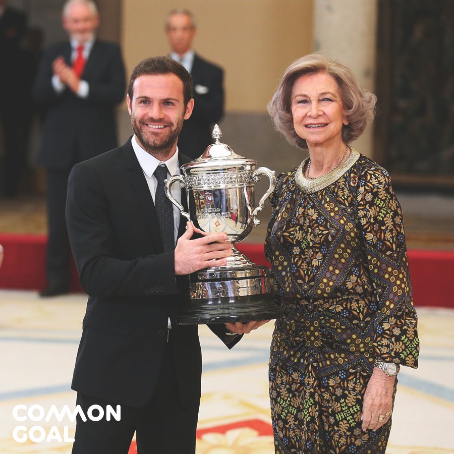Muchas gracias 🙏 @deportegob! ⚽❤️🌍 #Commongoal #PremiosNacionalesDeporte https://juanmata8.com/en/new/juan-mata-receives-the-reina-sofia-award/ …