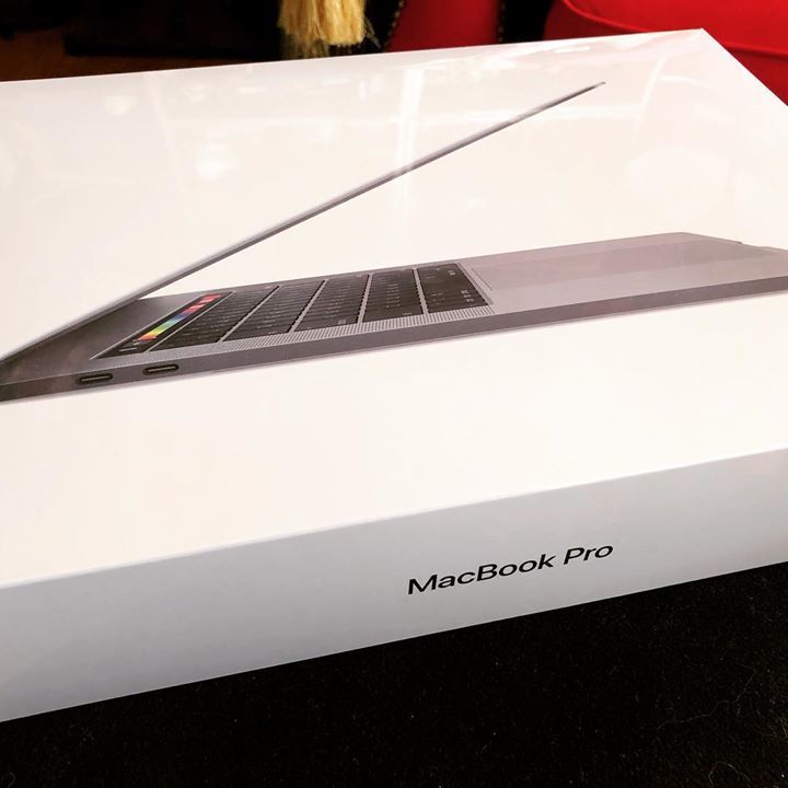 fabstiv's tweet image. Unboxing day! #macbookpro15 #apple #newlaptop