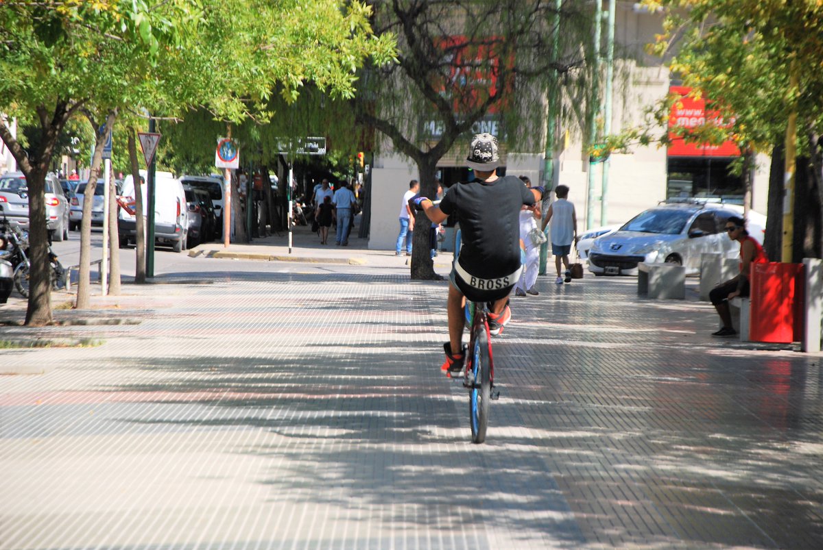 PaMiguelangelpa's tweet image. Prohíben circular en bicicletas por la plaza de Cipolletti. La misma se establece en virtud de que en el último tiempo se han detectado casos de bicicletas que circulan por toda la plaza a gran velocidad o realizan acrobacias, sin considerar la presencia de los peatones.