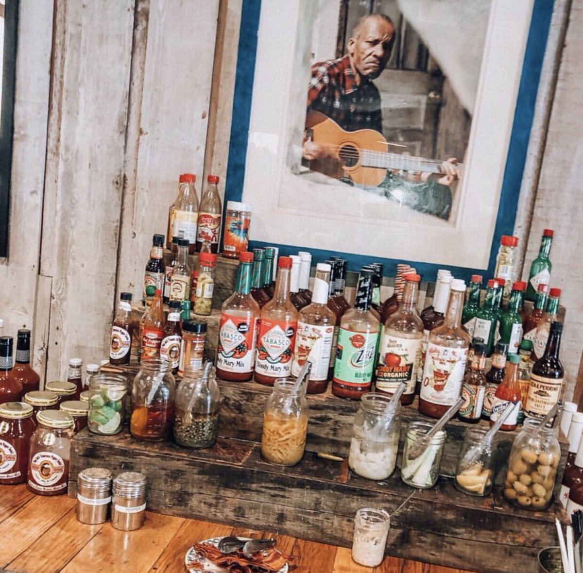 sunrise_memphis's tweet image. We are always thinking about brunch... #Repost @styleblueprintmemphis 
・・・
It’s never too early to be thinking about brunch, amiright? At @sunrisememphis you can make your OWN Bloody Mary. Life changing, truly. 
#styleblueprint #styleblueprintmemphis #memphis #sunrisememphis