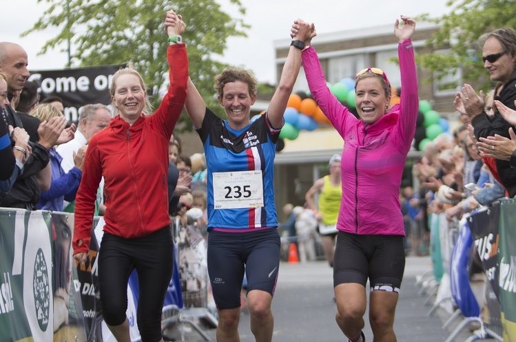 Wist je dat je ook als duo of trio kan meedoen aan Triathlon Stein 1-60-11 ?
Als duo doet één persoon 1 onderdeel en de ander 2 onderdelen en als trio doet ieder een onderdeel. Zo is Triathlon Stein ook toegankelijk als je nog niet 3 onderdelen onder de knie hebt.