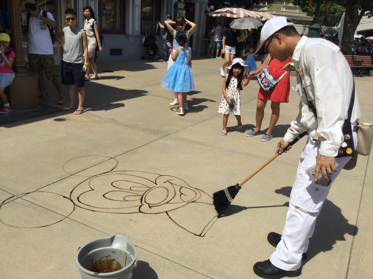 Emiri 香港ディズニーといえばコーヒーアート クオリティ高すぎ 上手すぎて本当にびっくり 日本のパークでも 葉っぱやお水で描かれるカストーディアルアートを見かけるといつも嬉しくなる キャストの皆さん ありがとうございます Hkdl Emiri 香港ディズニーといえばコーヒーアート クオリティ高すぎ 上手すぎて本当にびっくり 日本のパークでも 葉っぱやお水で描かれるカストーディアルアートを見かけるといつも嬉しくなる キャストの皆さん ありがとうございます Hkdl