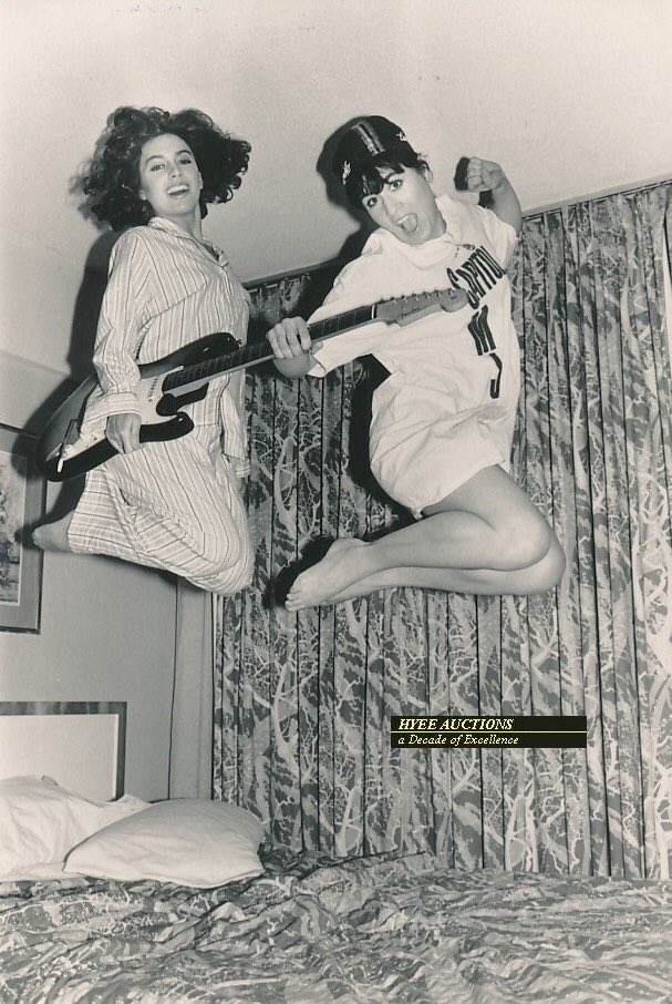 I absolutely love this picture the jumping Bangles Sue & Vicki 
♥️♥️♥️
Also #HAPPYBIRTHDAY @VickiBangle #61yearsold omg 
🎂🎁🎁🥳🥳🎂🎂
#Vickifriday