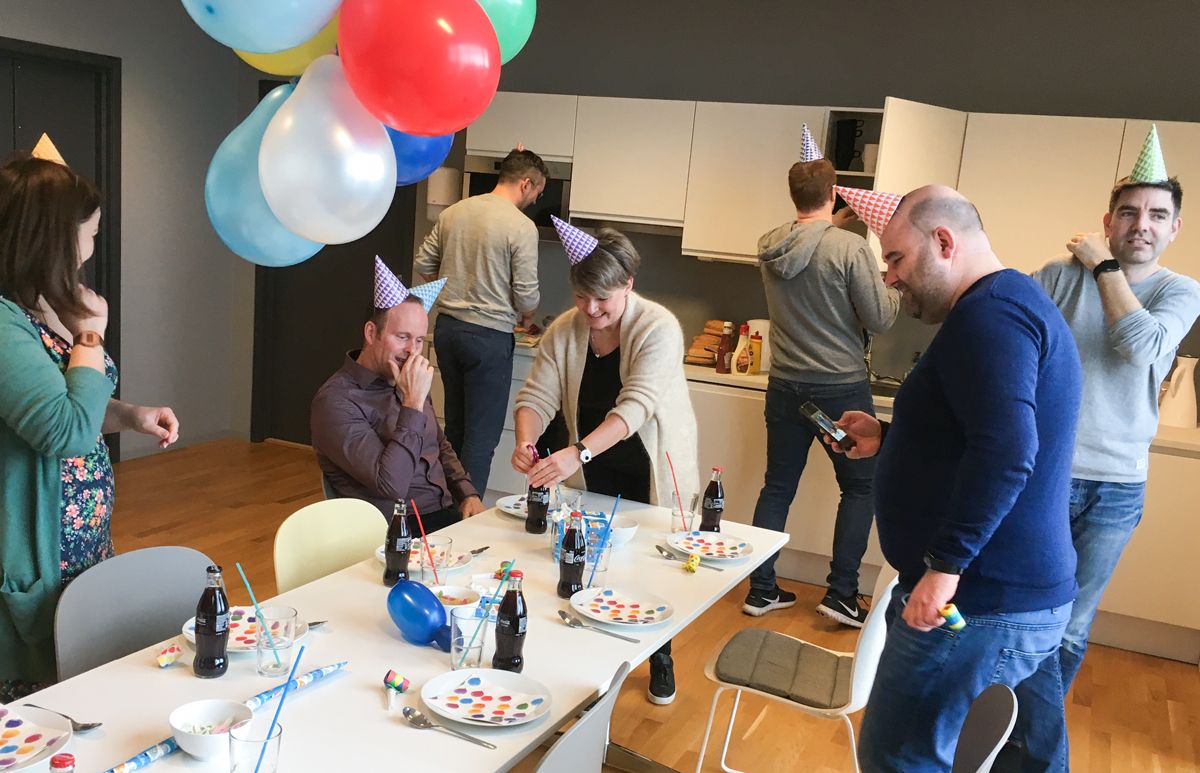 zpiritas's tweet photo. 🎼På Heiane skulle det være fest for gamlefar i lia,
for Oddvar fyller femti år omtrent på denne ti'a!
Gamle snille sjefen vår fyller femti år i år!
Hipp hurra for Oddvar, som er så snill og rar!🎼
🎉🌭🥤🍰🎁 #bamsefar #barnebursdag #fest #fredag #kake #boller #brus https://t.co/6jkjHfXSaF