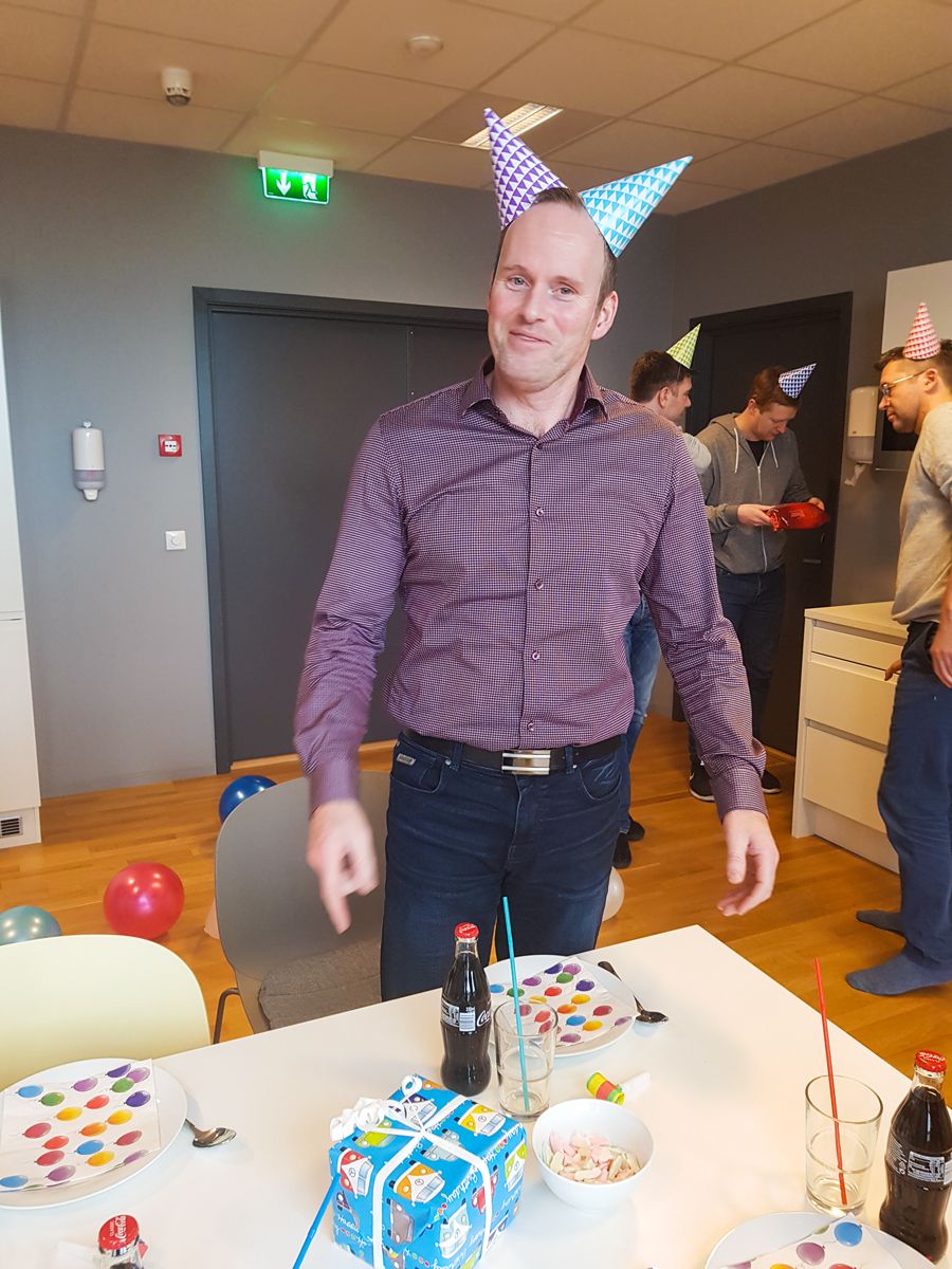 zpiritas's tweet photo. 🎼På Heiane skulle det være fest for gamlefar i lia,
for Oddvar fyller femti år omtrent på denne ti'a!
Gamle snille sjefen vår fyller femti år i år!
Hipp hurra for Oddvar, som er så snill og rar!🎼
🎉🌭🥤🍰🎁 #bamsefar #barnebursdag #fest #fredag #kake #boller #brus https://t.co/6jkjHfXSaF