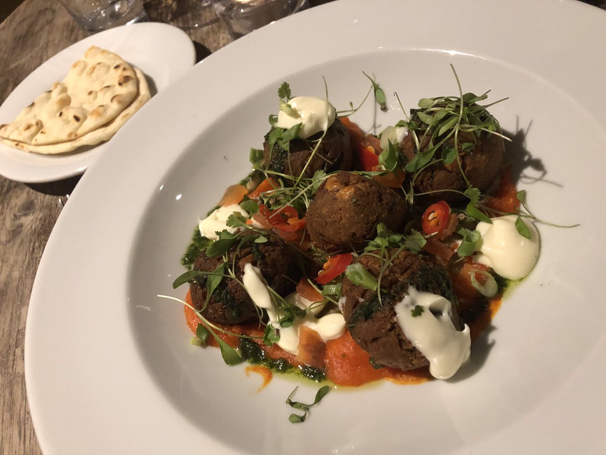 We've that #fridayfeeling it's #falafelfriday <a href="/TheFontmell/">The Fontmell</a> #new from #headchef Tom a cheeky #vegetarian number from our #newmenu bit.ly/2xxBKxY

Falafel ||Smoked Aubergine ||Red Pepper Dressing ||Aioli ||Flatbread 

RT #foodies #foodielovers #vegetarianfood
