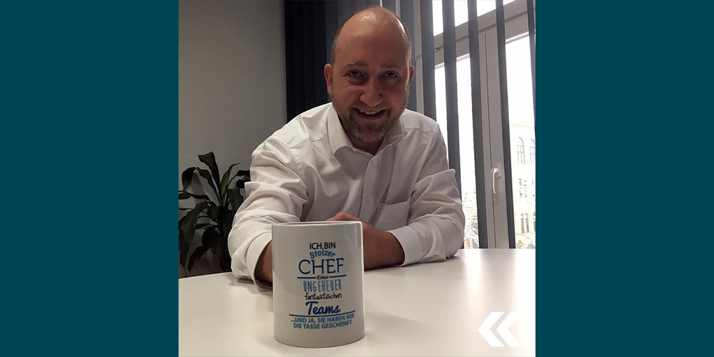 Ein großes Kompliment an alle Mitarbeiter von Thomas Beyer, Geschäftsführer mediatack GmbH:
"Ich bin stolzer Chef eines ungeheuer fantastischen Teams"
(...und ja, sie haben mir diese Tasse geschenkt.)