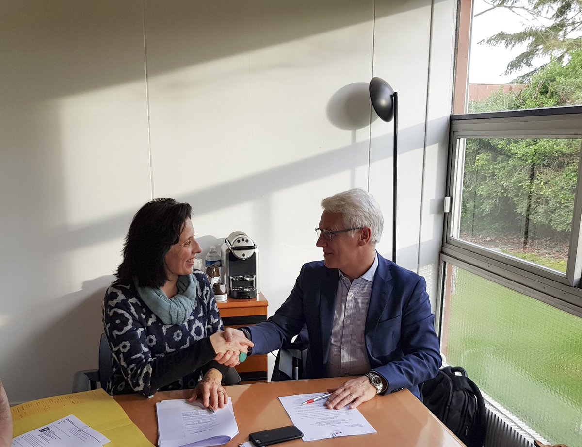 epasenart's tweet photo. Accompagné par l'#EPASénart le groupe Toupret leader de la fabrication d'enduits, implante son unité de production &amp; distribution à #Sénart
📍#ParcDesVergers #Tigery 
📸#AudeDebreil dg &amp; @RamillonAgnes dga @epasenart  avec #GaryHaworth Dg #Toupret lors de la signature d'acte ✒️🏢 https://t.co/mnnKJPHF5K