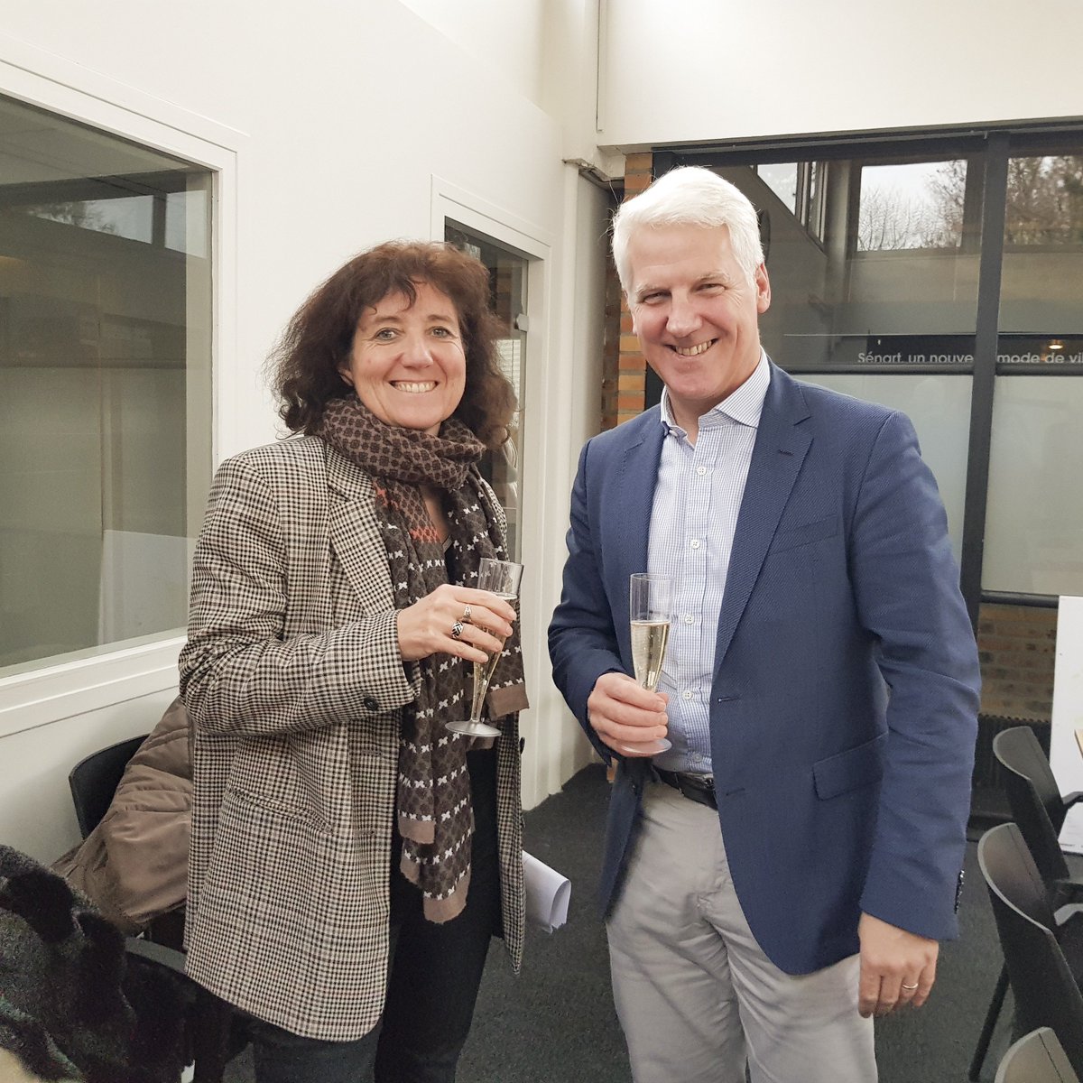 Accompagné par l'#EPASénart le groupe Toupret leader de la fabrication d'enduits, implante son unité de production &amp; distribution à #Sénart
📍#ParcDesVergers #Tigery 
📸#AudeDebreil dg &amp; <a href="/RamillonAgnes/">Agnès Ramillon</a> dga <a href="/epasenart/">Epa Sénart</a>  avec #GaryHaworth Dg #Toupret lors de la signature d'acte ✒️🏢