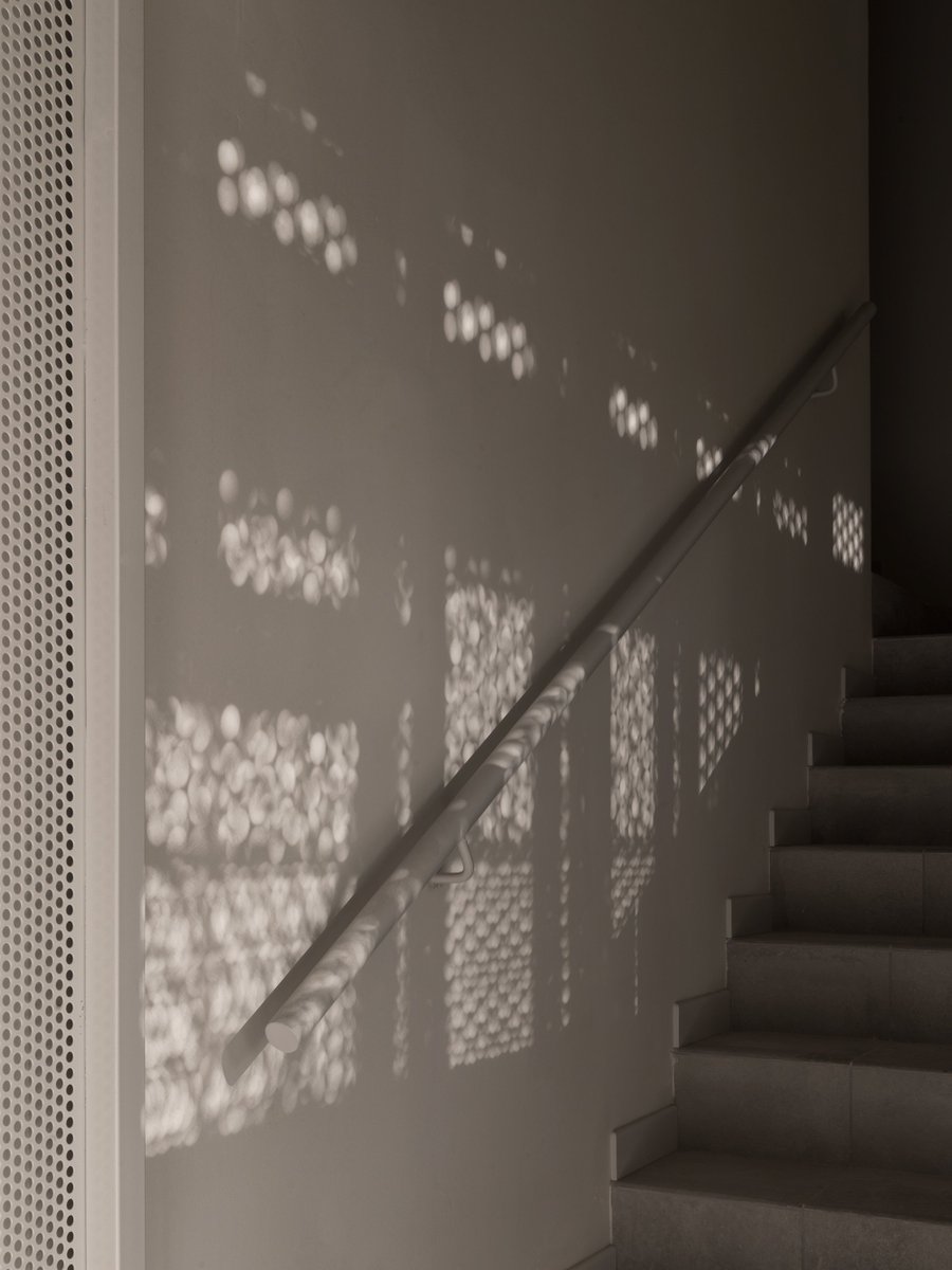 LDAIMDA's tweet image. #LDAproject
il legame e la ricerca verso la luce naturale | the link and the search for natural light
(ph. @simonebossiph) 
.
more detail at ldaimda.com/CASA-VERDE-arc…