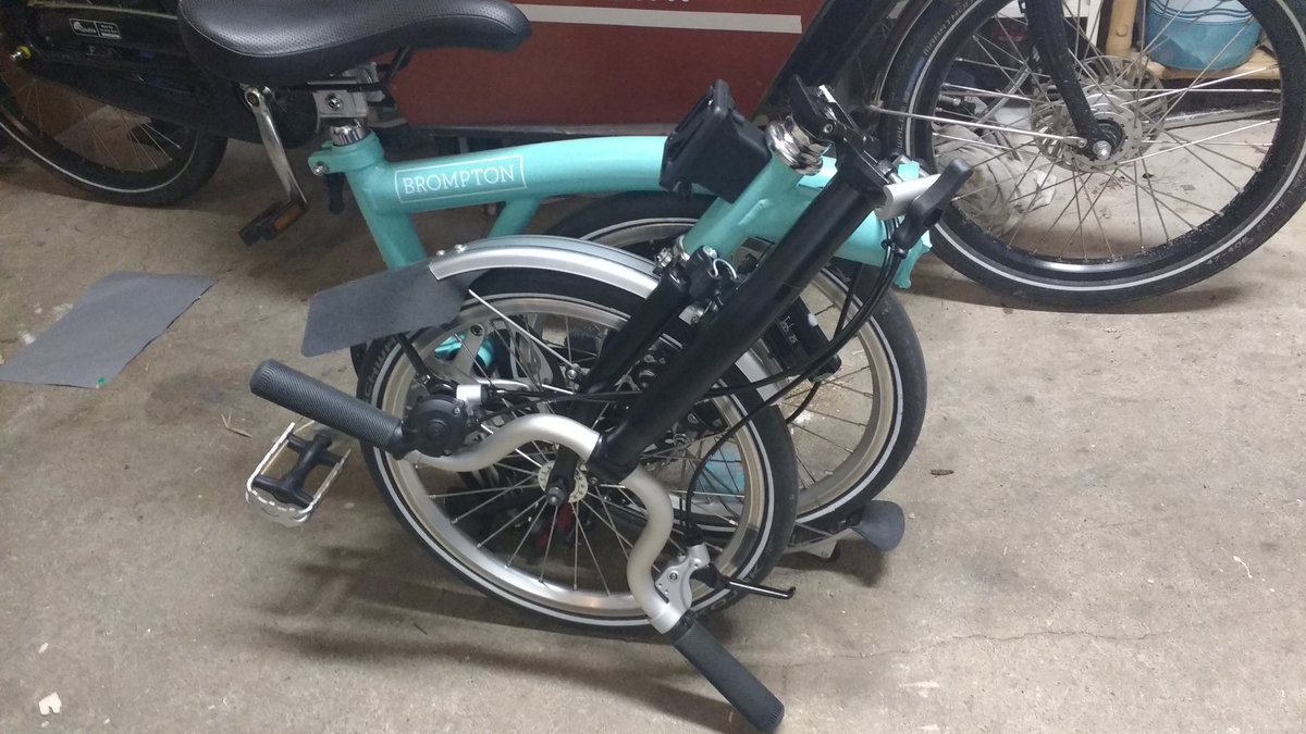 gp_bzh's tweet image. Maniabilité au top, confort au top, vivacité extraordinaire, encombrement ultra réduit (1 vrai atout pour le train). Bref, j'ai craqué... #Brompton #lightisright #VeryUrbanBike