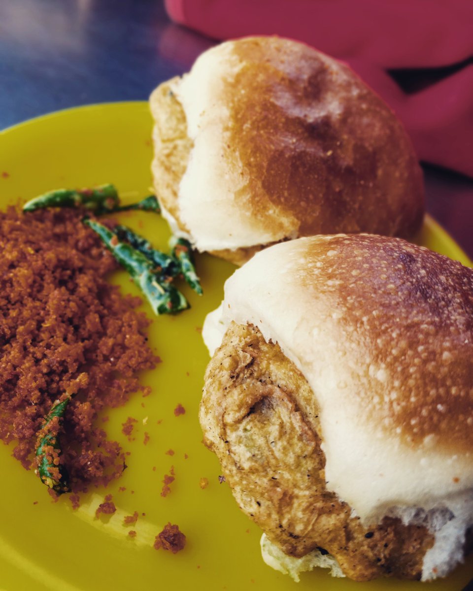 feelingfamished's tweet photo. I bet there no better evening snack than Vada pav!
Pic Credit- @_rarebreeed_
#feelingfamished #famishedsouls #vadapav #samosapav #snacktime #snacks #streetfood #mumbaistreetfoodlovers #mumbaifoodlovers #foodbloggers #mumbaifoodies #foodlovers #foodiesofinstagram #vadapav https://t.co/JieGmxztXn