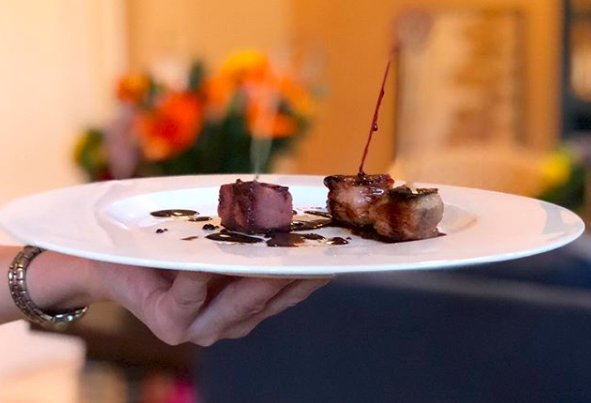Tabletopjournal's tweet image. @bon_chef&apos;s Amuse-Bouche. For that one perfectly delightful bite, it’s important to play with all the senses combined. 
Credit to the fabulous @ChefJason72 and @Nueskes  🥓 👨🏻‍🍳🍽
#TabletoMatters
#repost #buffetsolutions #hoteldining #buffetenhancements #theartofpresentation