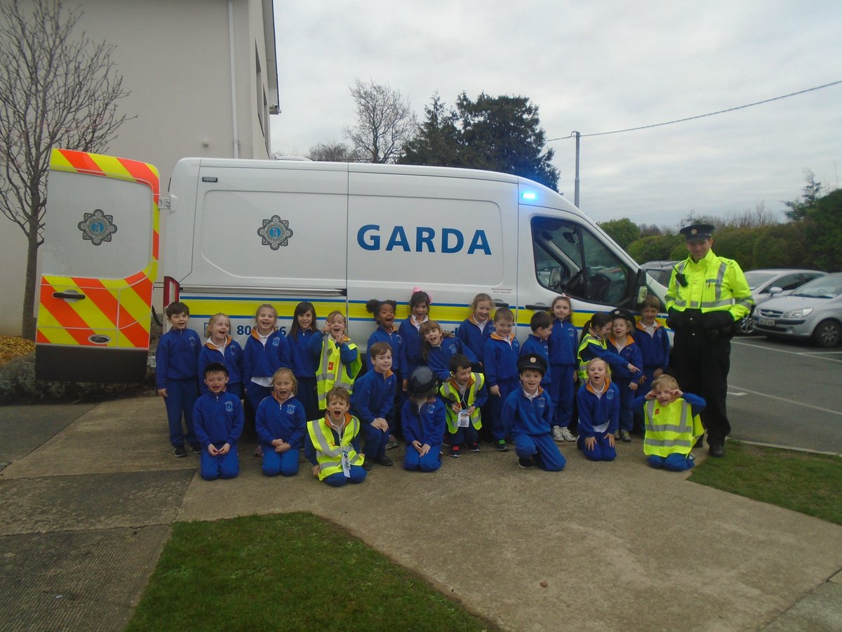 OLOWKilternan's tweet photo. Garda Donnellon visited Ms Callender's Snr Infants today to give them advise on their Garda Station. #Garda #aistear #community @gardainfo https://t.co/X7RadHDhkx