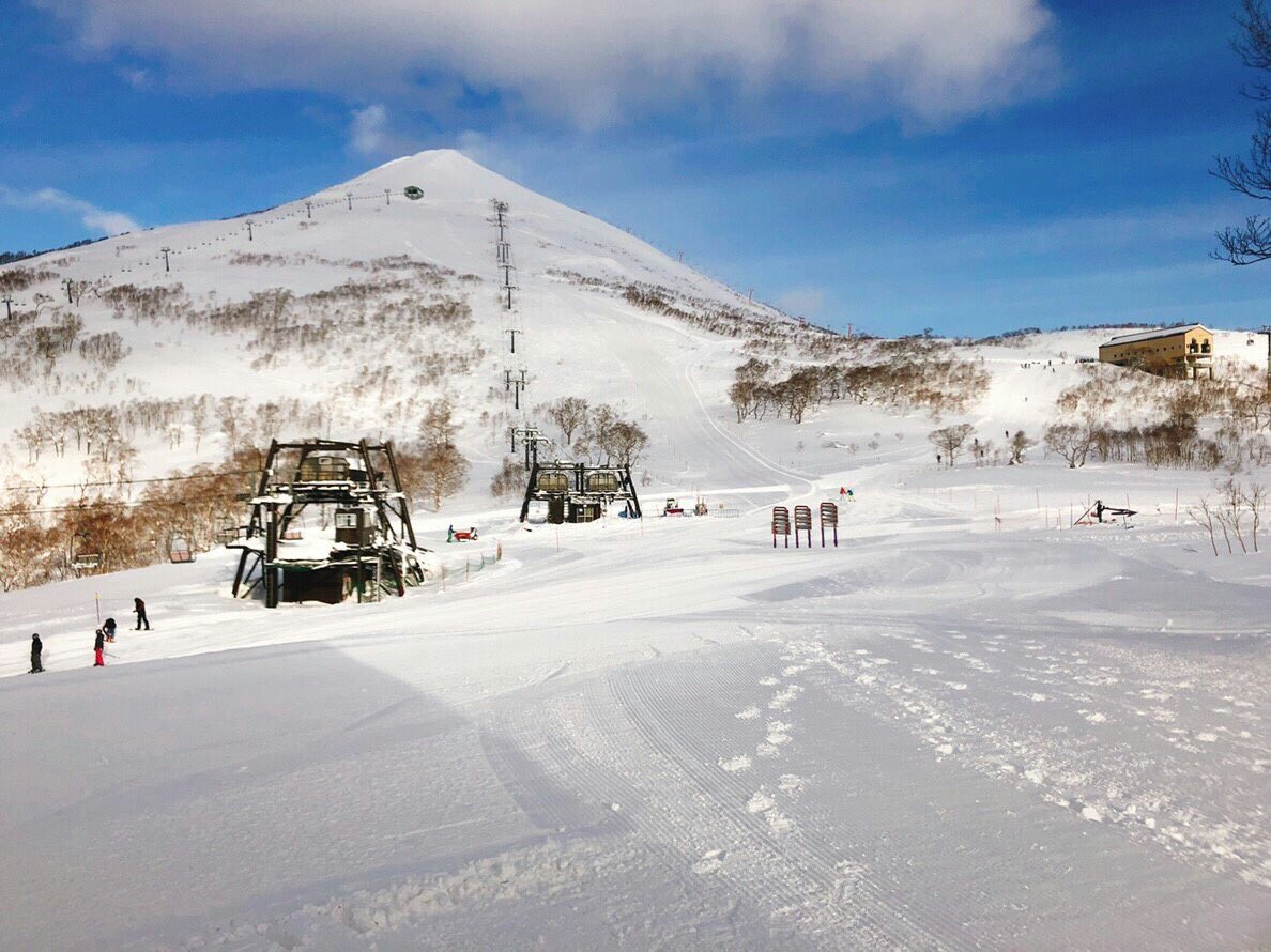 hiltonnisekocon's tweet photo. 今日のニセコユナイテッドは快晴でした!! 気持ちが良いのでついつい滑り過ぎてしまいますが、Lookout caféで一休み♡人気メニュー、迷います!
Clear and sunny NisekoUNITED today. Check out popular menu for the Lookout Cafe ☕️
#ヒルトンニセコビレッジ #ルックアウトカフェ #thelookoutcafe https://t.co/dWtPoZPFbw