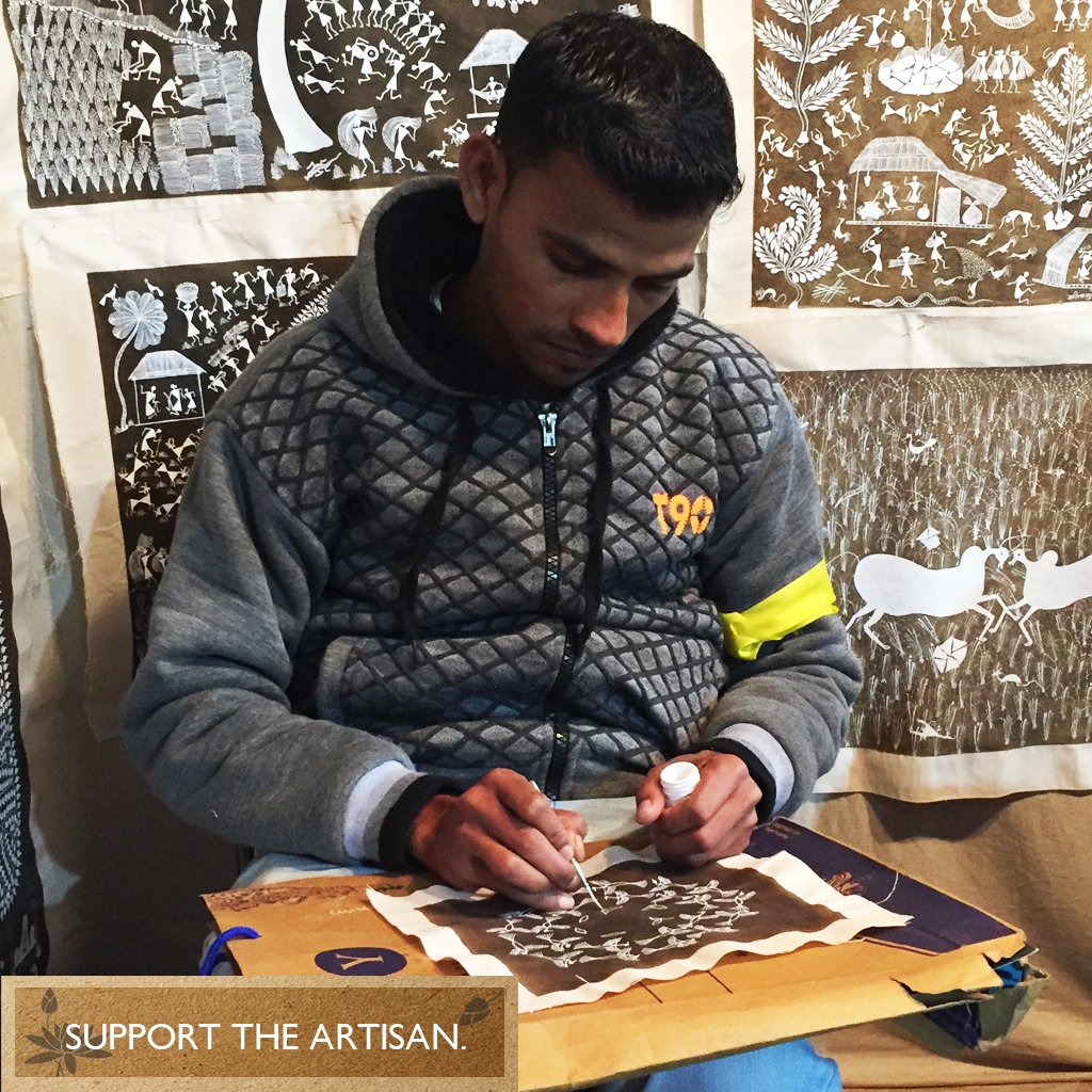 indiacrafthouse's tweet photo. Warli Artisan at work. Support the Artisan.
The mural paintings, which were traditionally done only on the walls of the house during festive seasons and weddings, of the Warli tribe.
#artists
#artisan #handmade #handcrafted #promotecraft #PromoteFairTrade #tribe #art #craft https://t.co/l0gEMp0lLA