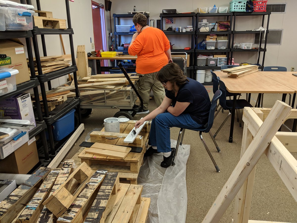 SVanlangendon's tweet photo. Career lab pallet projects #careerlabrocks #howlaboutit https://t.co/S1iQX1Nejg