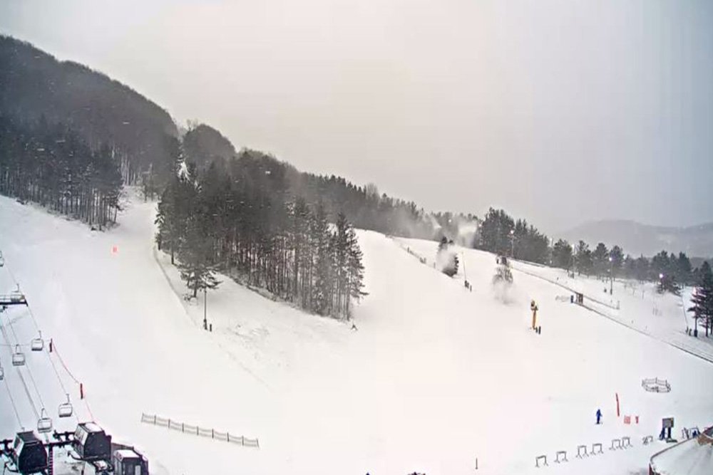 WispresortMD's tweet photo. Deep Creek Lake received about 2β inches of natural snow overnight, adding a cushy layer to our snow base. Great day to get out here and catch a good powder day! #ski #snowboard #wispresort #winter https://t.co/80GulnHqgj