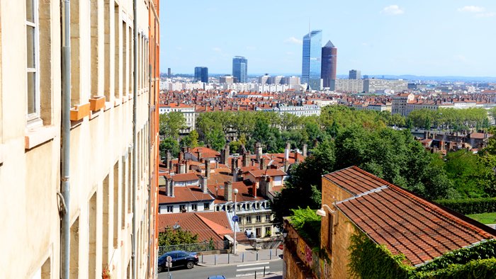 Pour la première fois, Lyon intègre le prestigieux classement annuel du New York Times. A la 36e place sur 52, Lyon est la première ville française du palmarès 2019 et devance des villes comme Los Angeles, Perth ou Hong-Kong.

 bit.ly/2RFRtoS