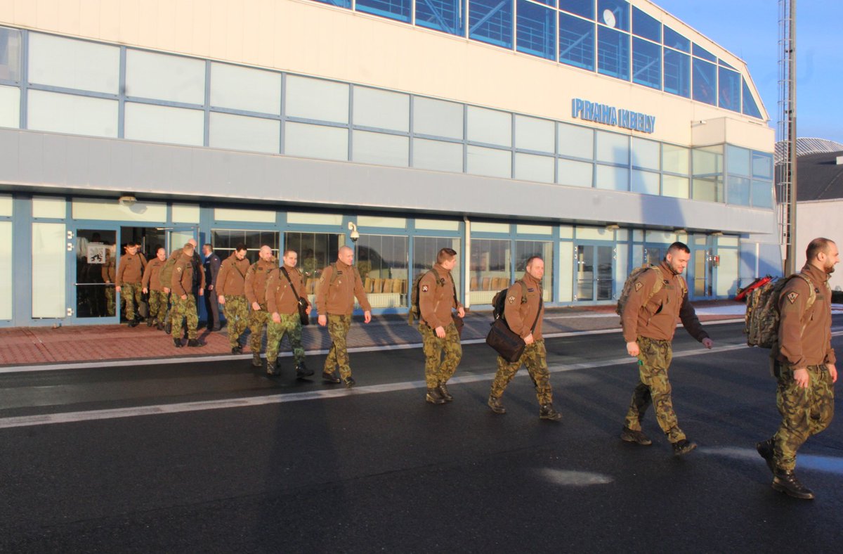 ObranaTweetuje's tweet image. Dnes dopoledne odletěli z letiště Praha-Kbely vojáci ze #71mpr Hranice na #mise #eFP.  V Lotyšsku vystřídají své kolegy z útvaru, kteří zde působili od loňského června jako součást mnohonárodního praporu pod vedením Kanady v rámci alianční předsunuté přítomnosti. @eFPBGLatvia
